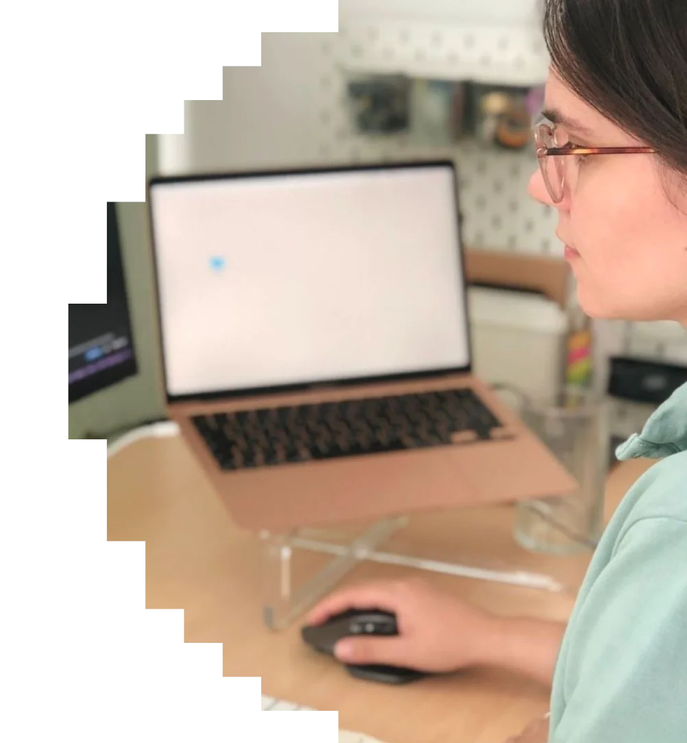 Mimo learner Zuzana, a front-end developer, working on her laptop